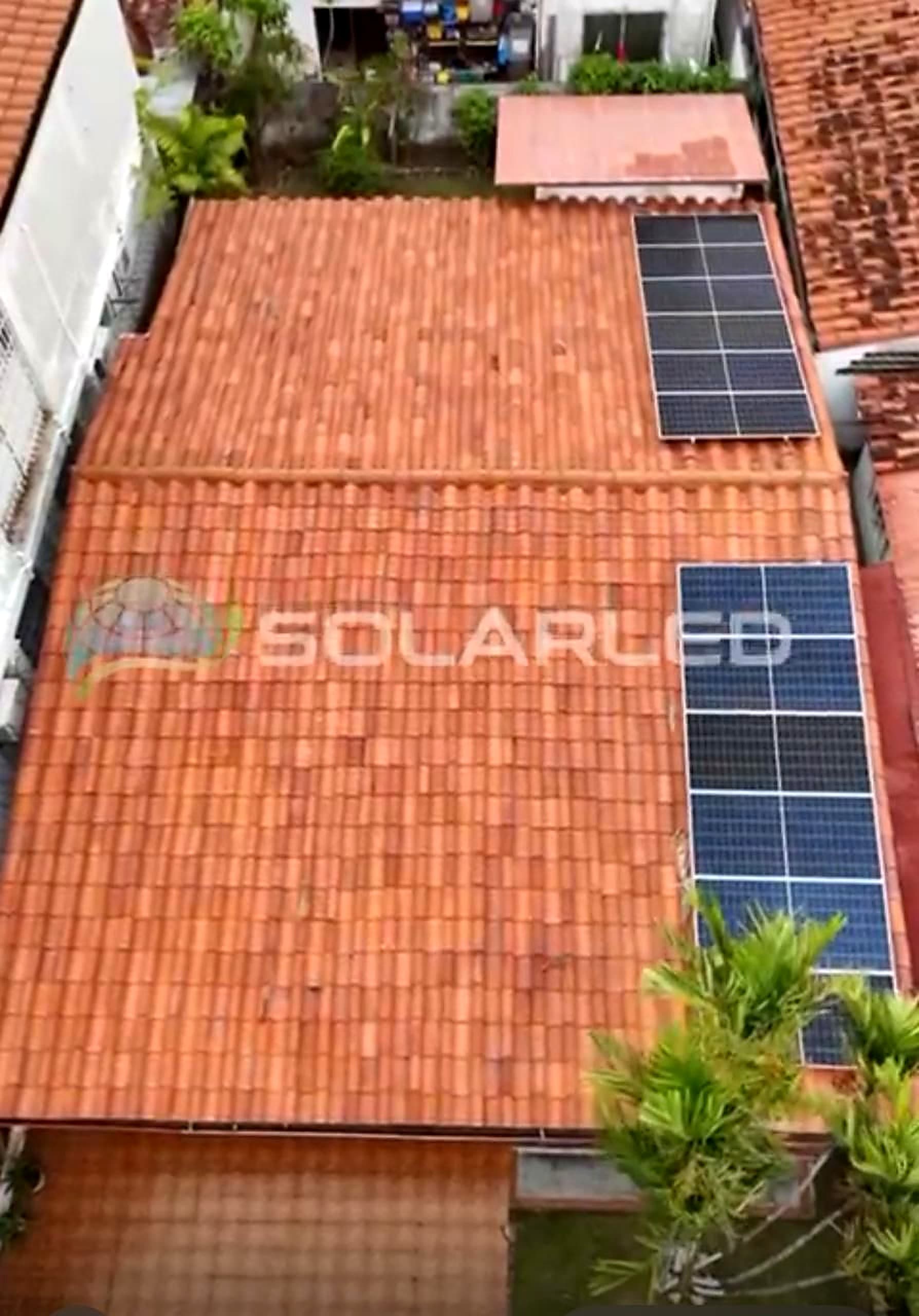 Techo residencial con paneles solares